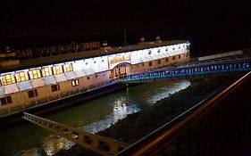 Botel Marina